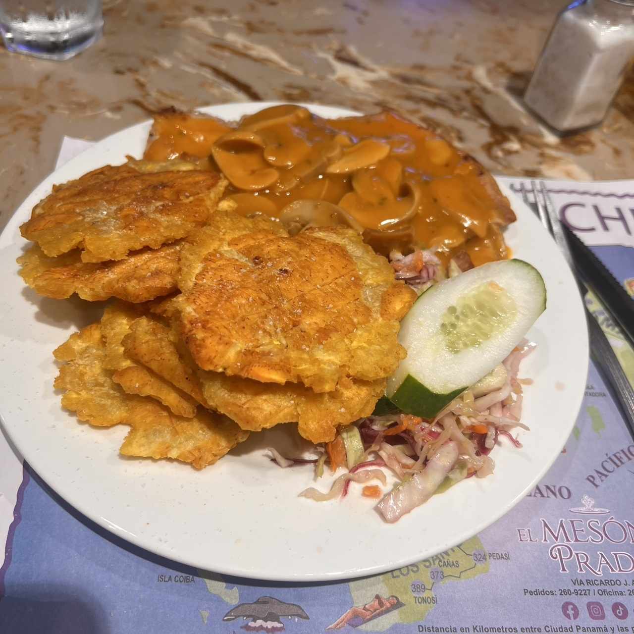Pernil con hongos y patacones. 