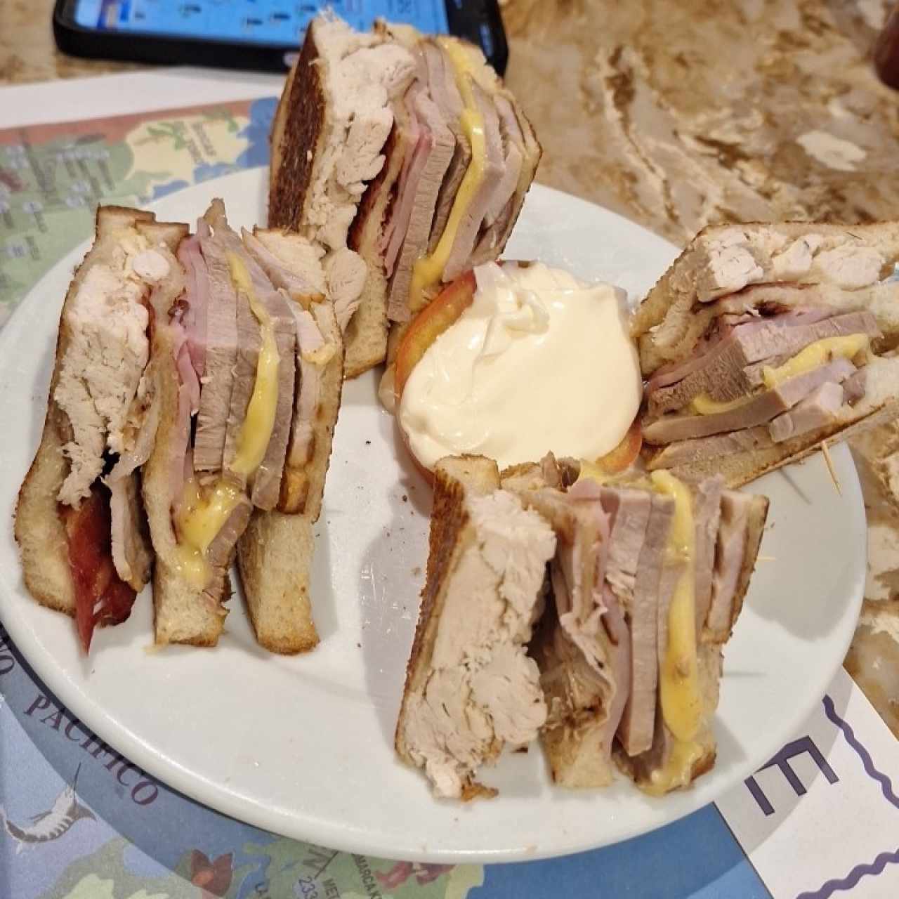 Emparedados /Sandwiches - Club Sandwich(papas están aparte)