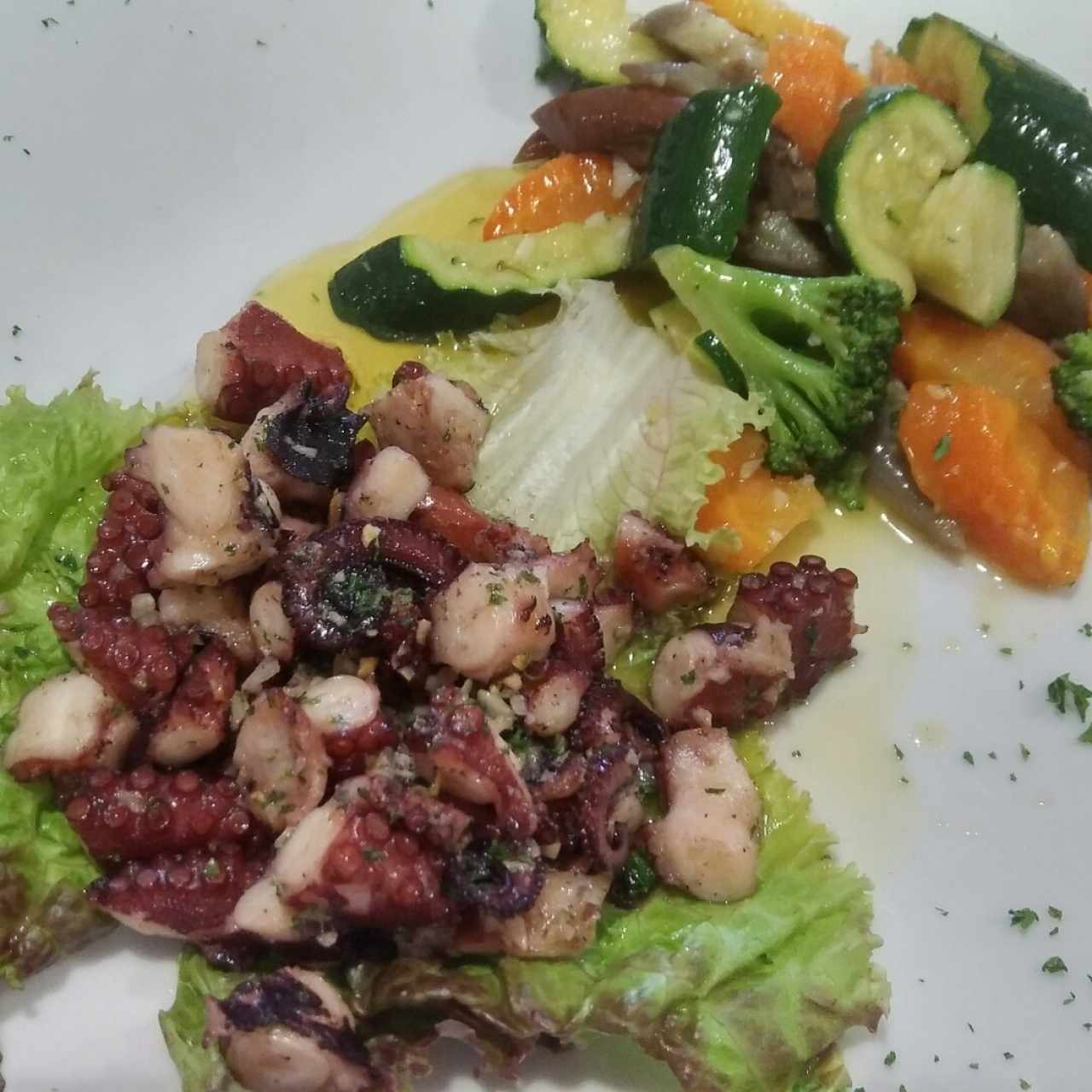 Pulpo al ajillo con vegetales