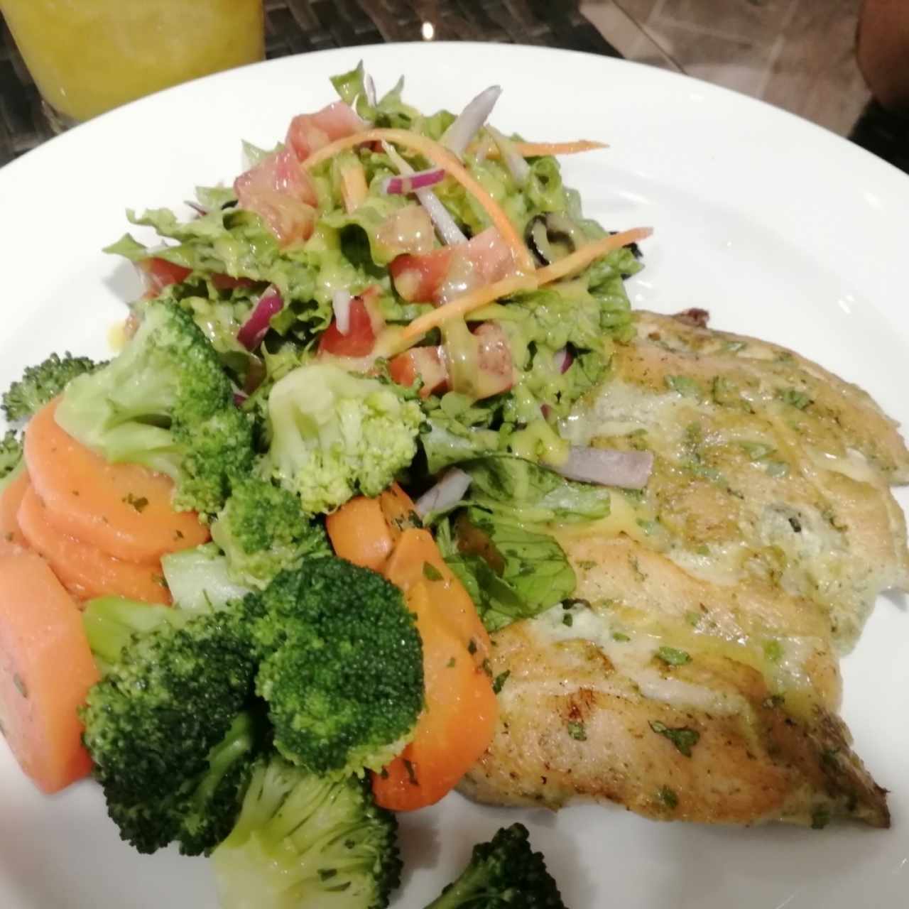 Pechuga de Pollo con ensalada 
