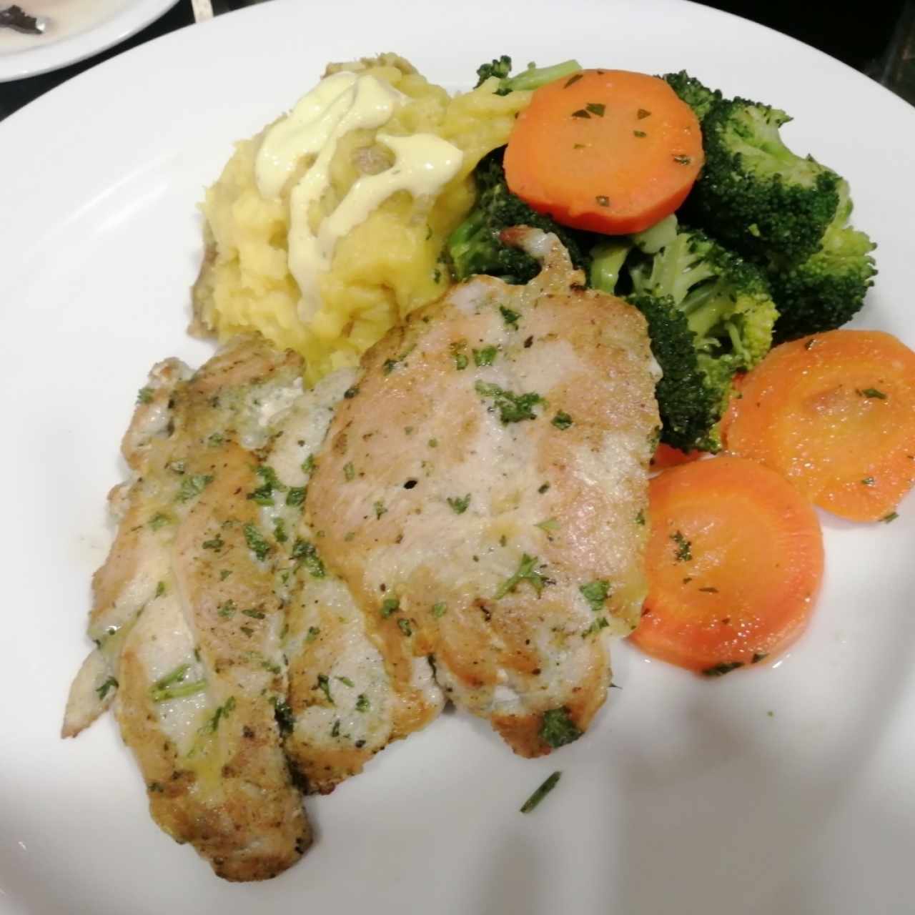 Pechuga de Pollo con puré y vegetales 