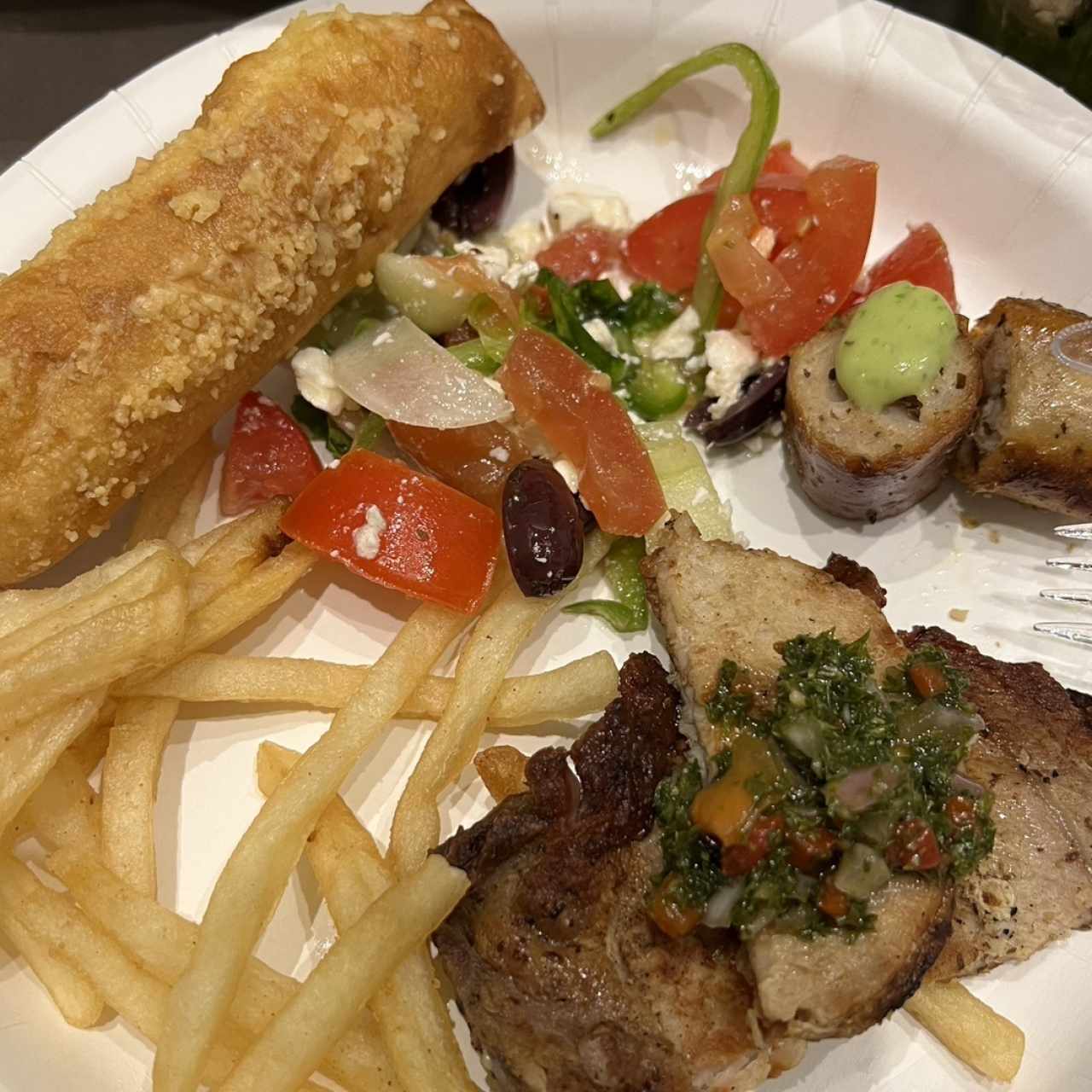 Bandeja de asados, ensalada y pan
