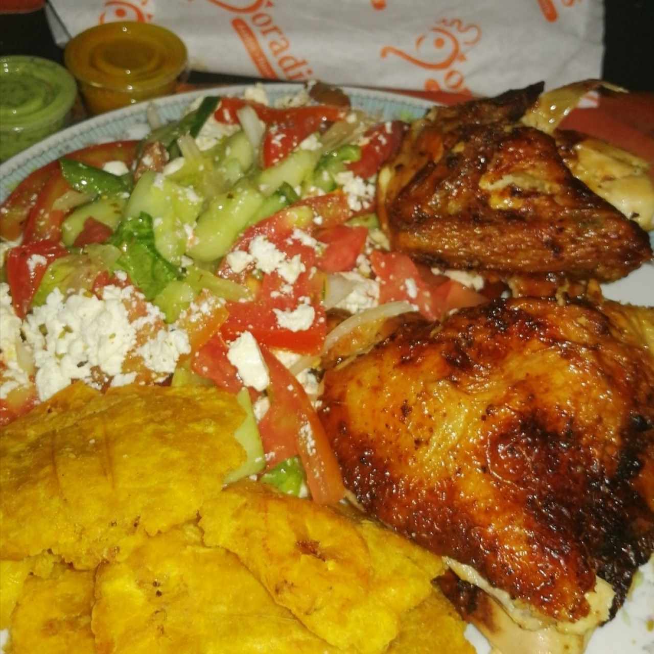 Pollo Asado con Ensalada Griega y Patacones