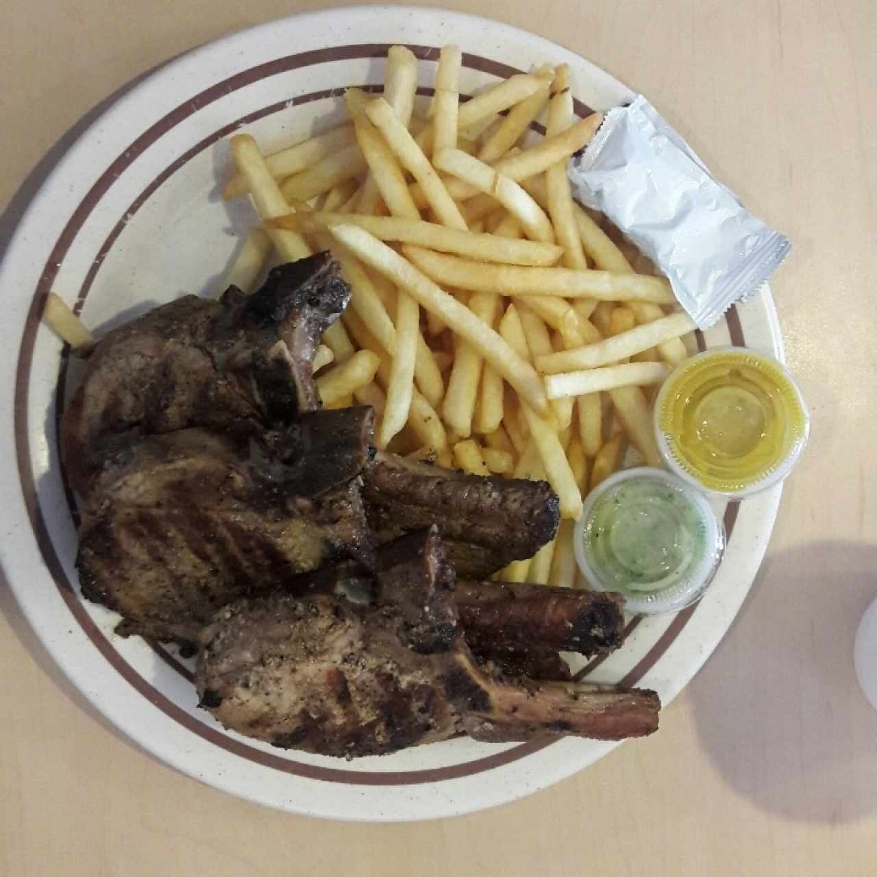 Plato de tres chuletas