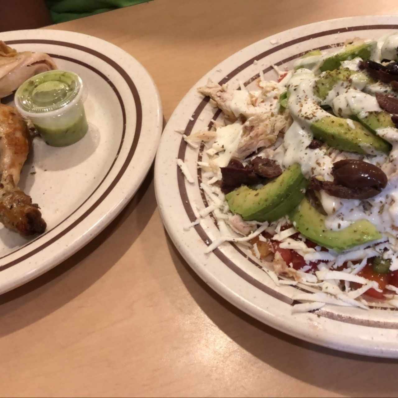 salatatos con extra pollo y aguacate