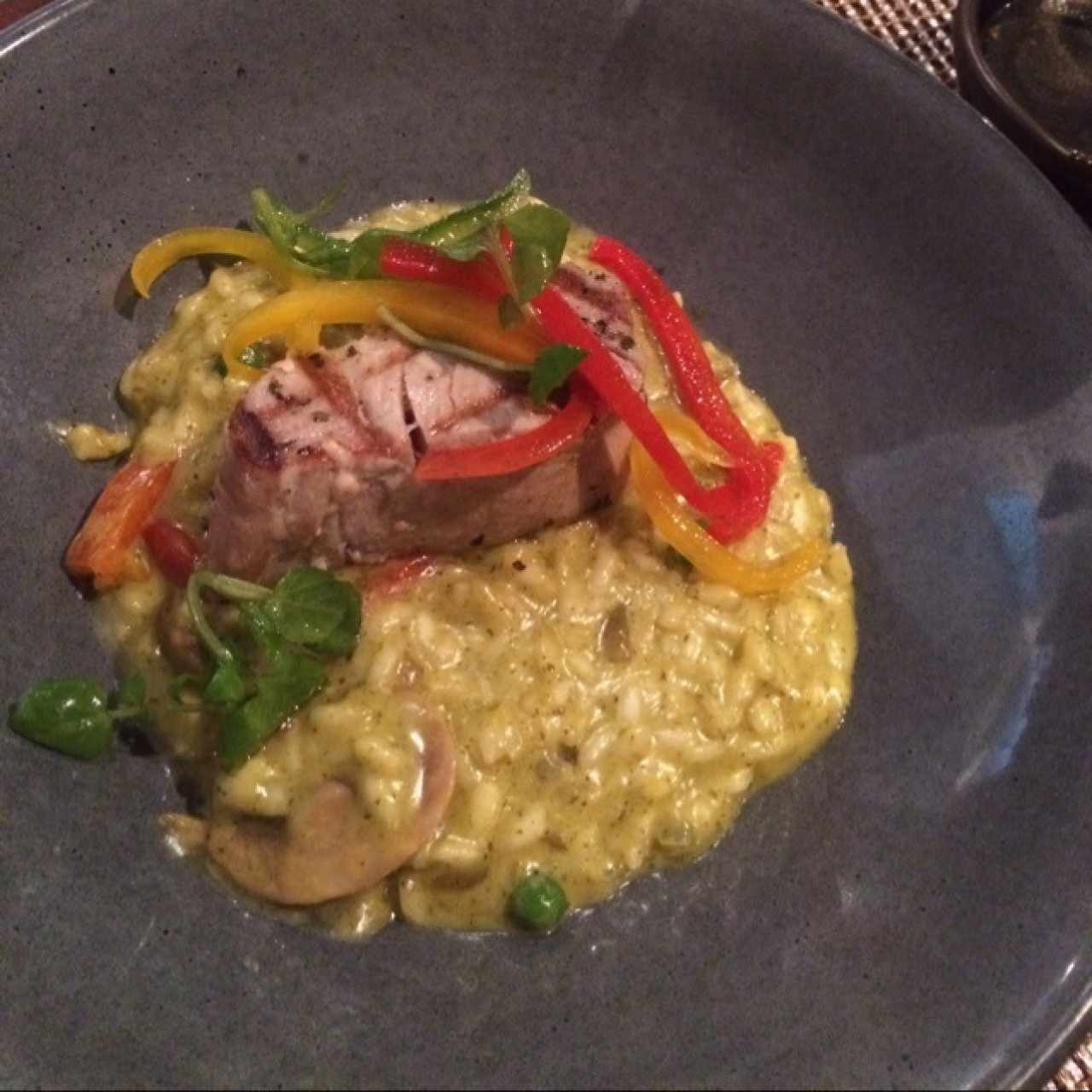 media porción del risotto con cilantro, hongos, y atún. 