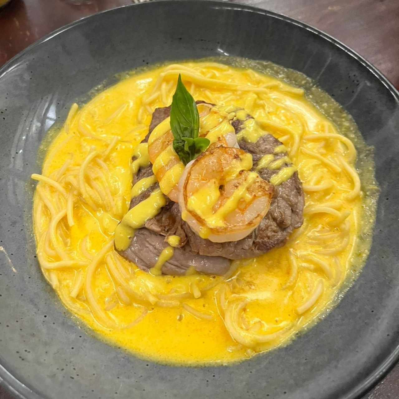 SPAGHETTI A LA HUANCAÍNA CON LOMO