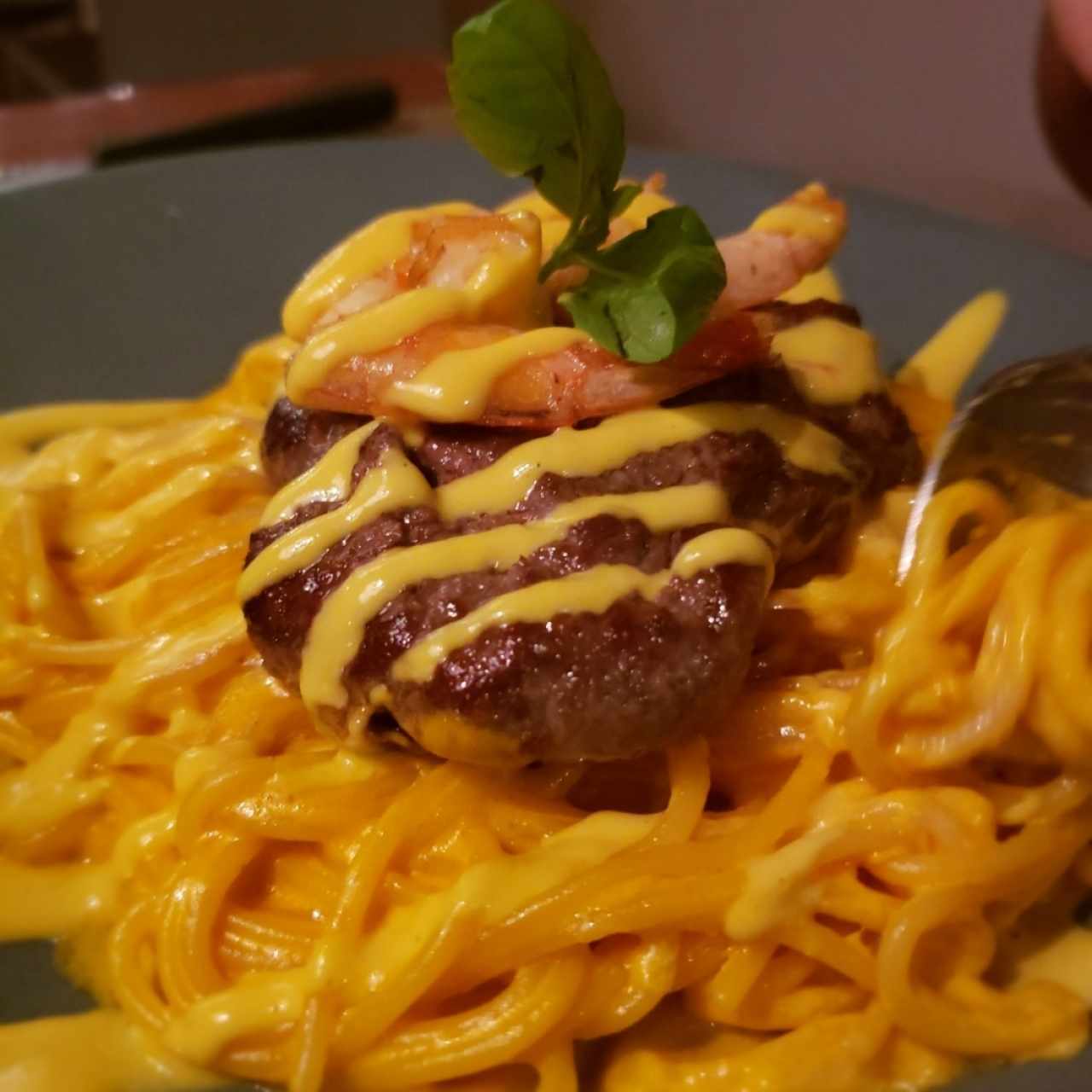 SPAGHETTI A LA HUANCAÍNA CON LOMO