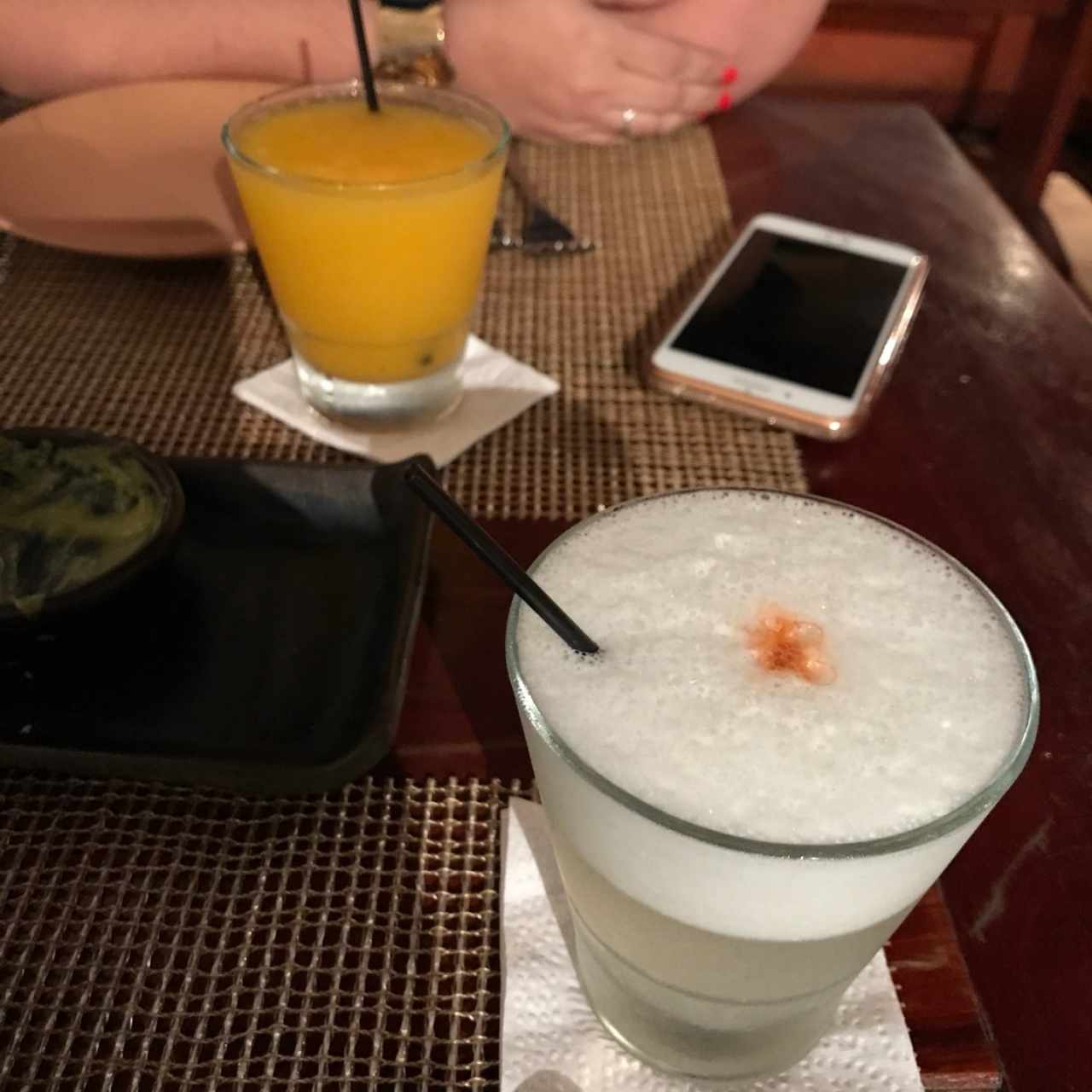 pisco sour clásico y de maracuyá