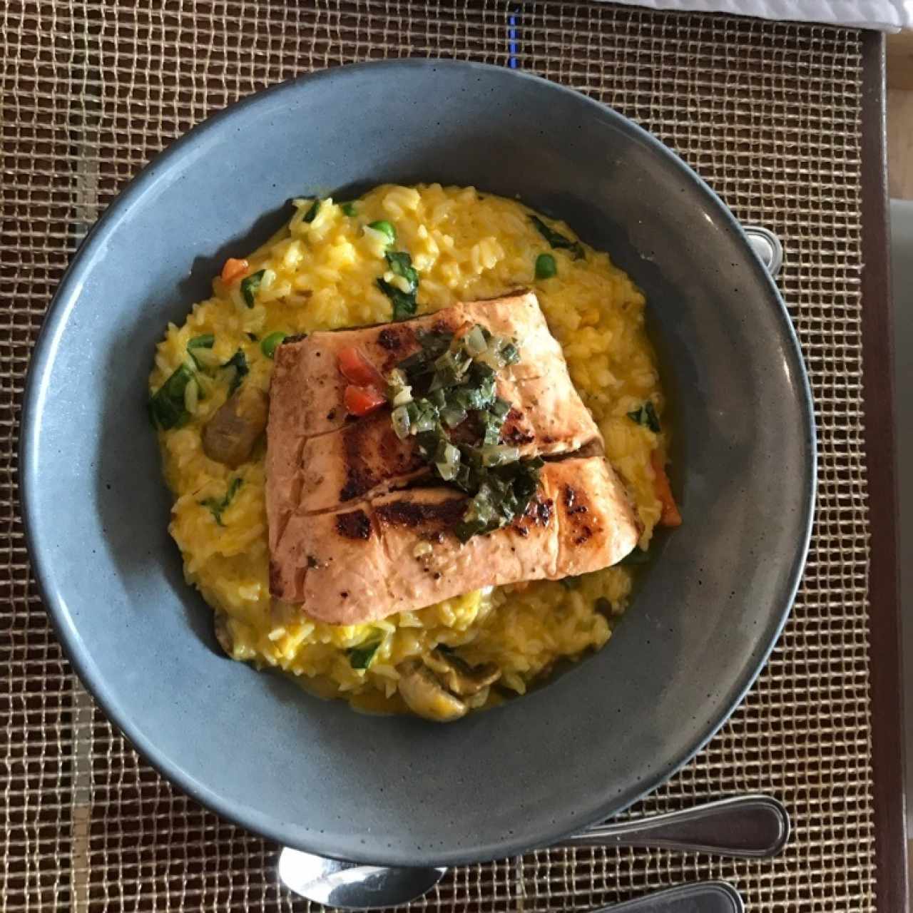 SALMÓN CON RISOTTO DI MONTI