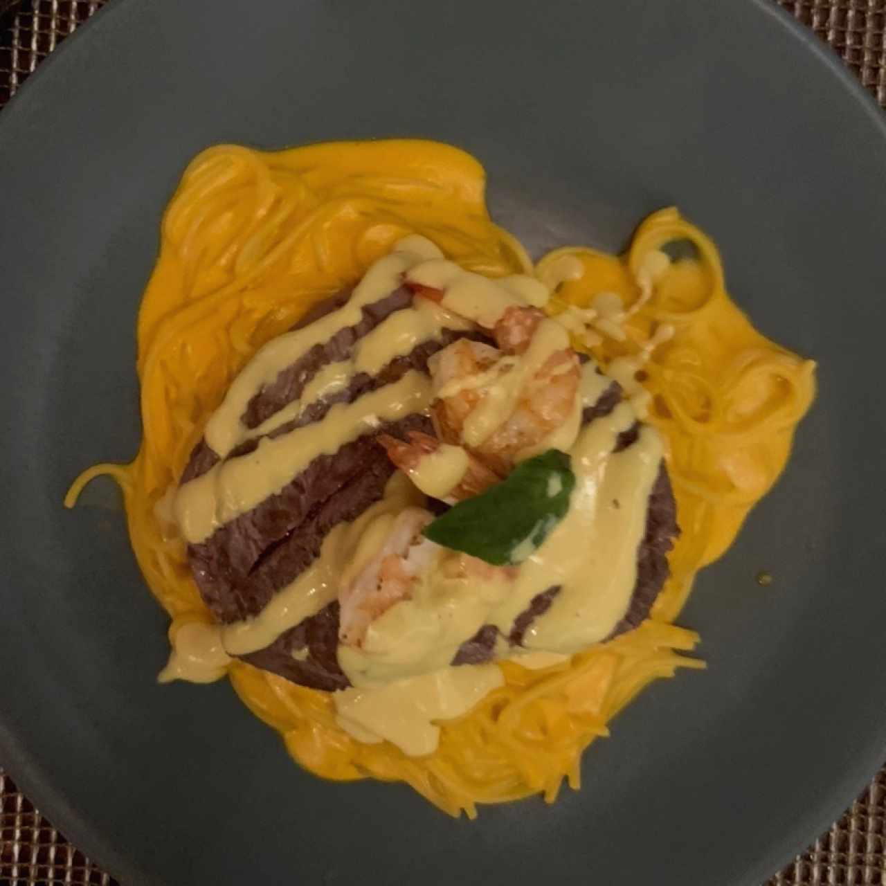 SPAGHETTI A LA HUANCAÍNA CON LOMO