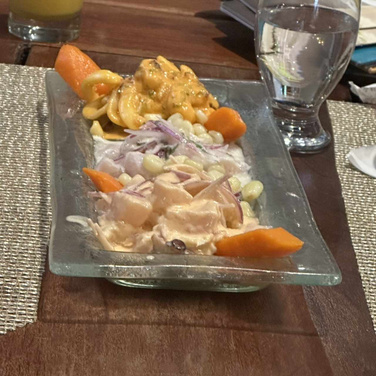 PIQUEO TRES CEBICHES (Cebiche Segundo Muelle, cebiche norteño, cebiche a los tres ajíes; acompañados de choclo y camote)