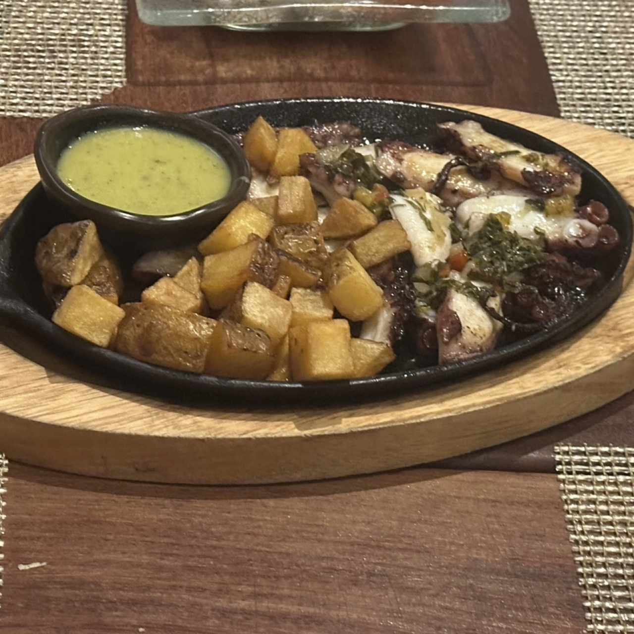 PULPO A LA PARRILLA (Tentáculos de pulpo al grill y papas doradas; acompañados con chimichurri)