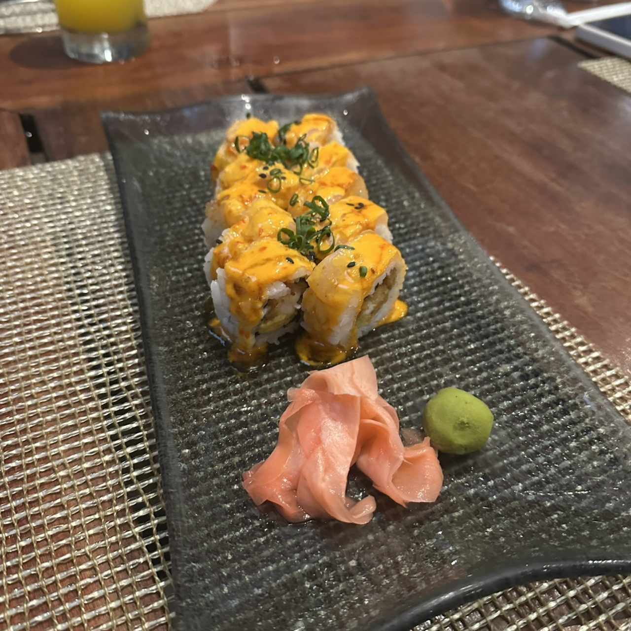 VULCANO ROLL (Aguacate y langostinos crocantes, cubierto con laminas de pescado, bañado en salsa picante)