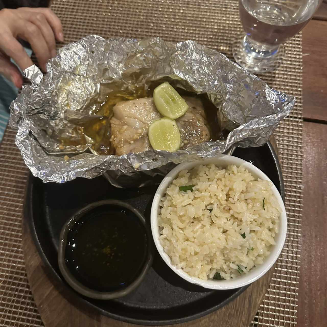 CORVINA ABRASADA (Filete de corvina al papillote, aromatizado con aceite de oliva y cocinado lentamente a la parrilla; acompañado de mantequilla clarificada y arroz saborizado)