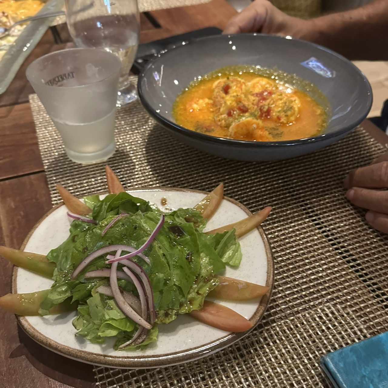 LANGOSTINOS AL AJILLO con Ensalada