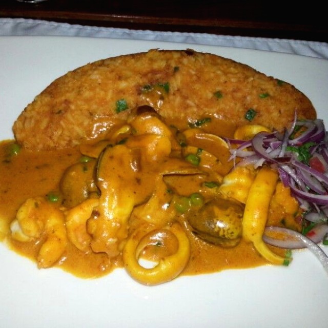 Tacu tacu con picante de mariscos