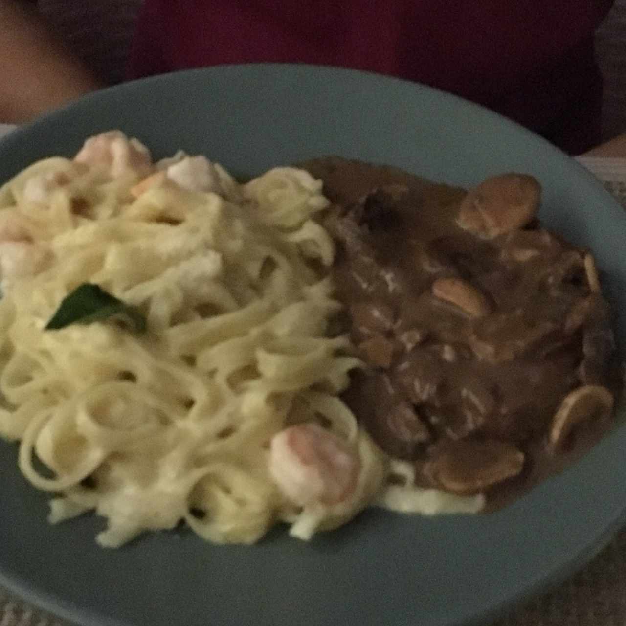 Pasta en salsa alfredo con langostinos y hongos