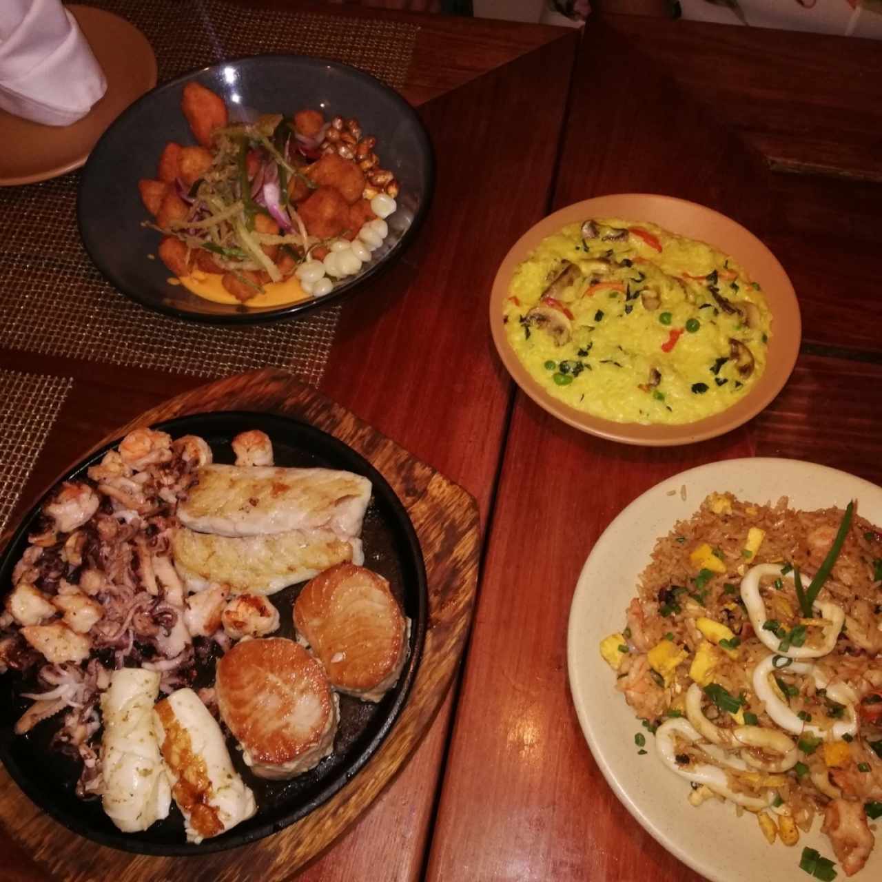 parrillada de mariscos, ceviche frito y arroz chaufa