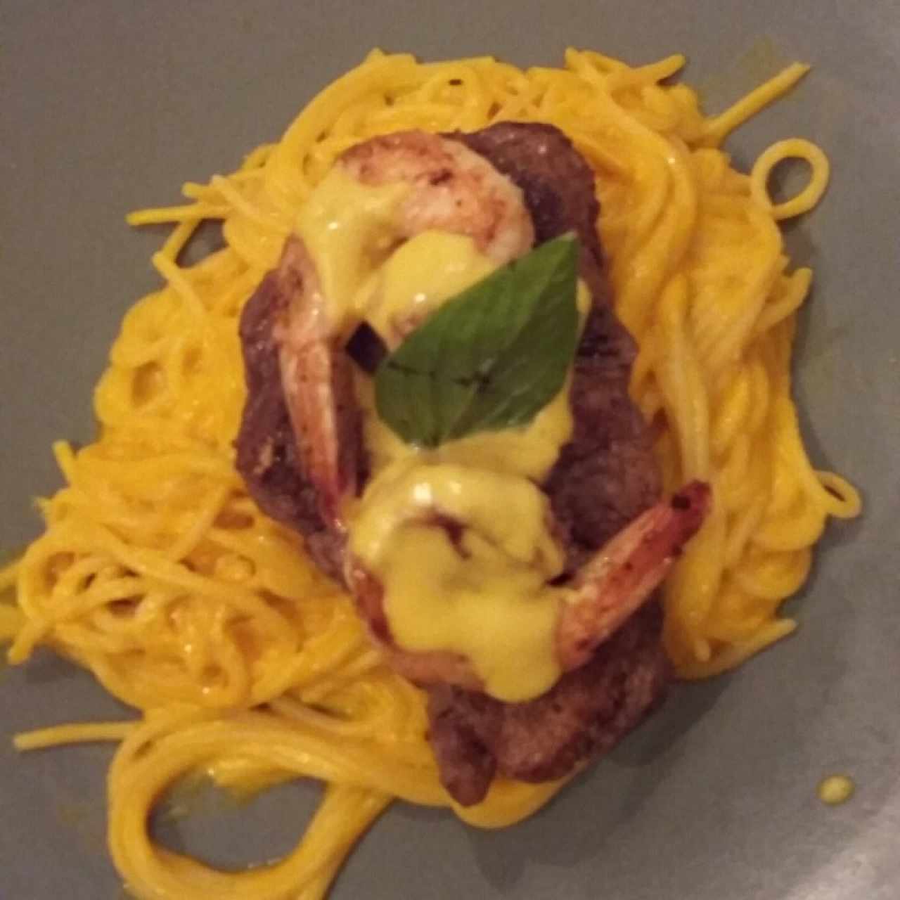pasta a la huancaina con lomo