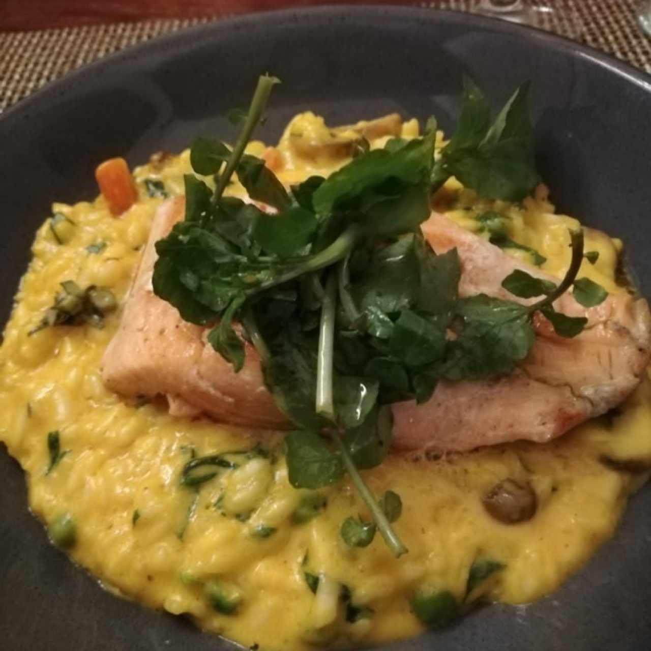 SALMÓN CON RISOTTO DI MONTI