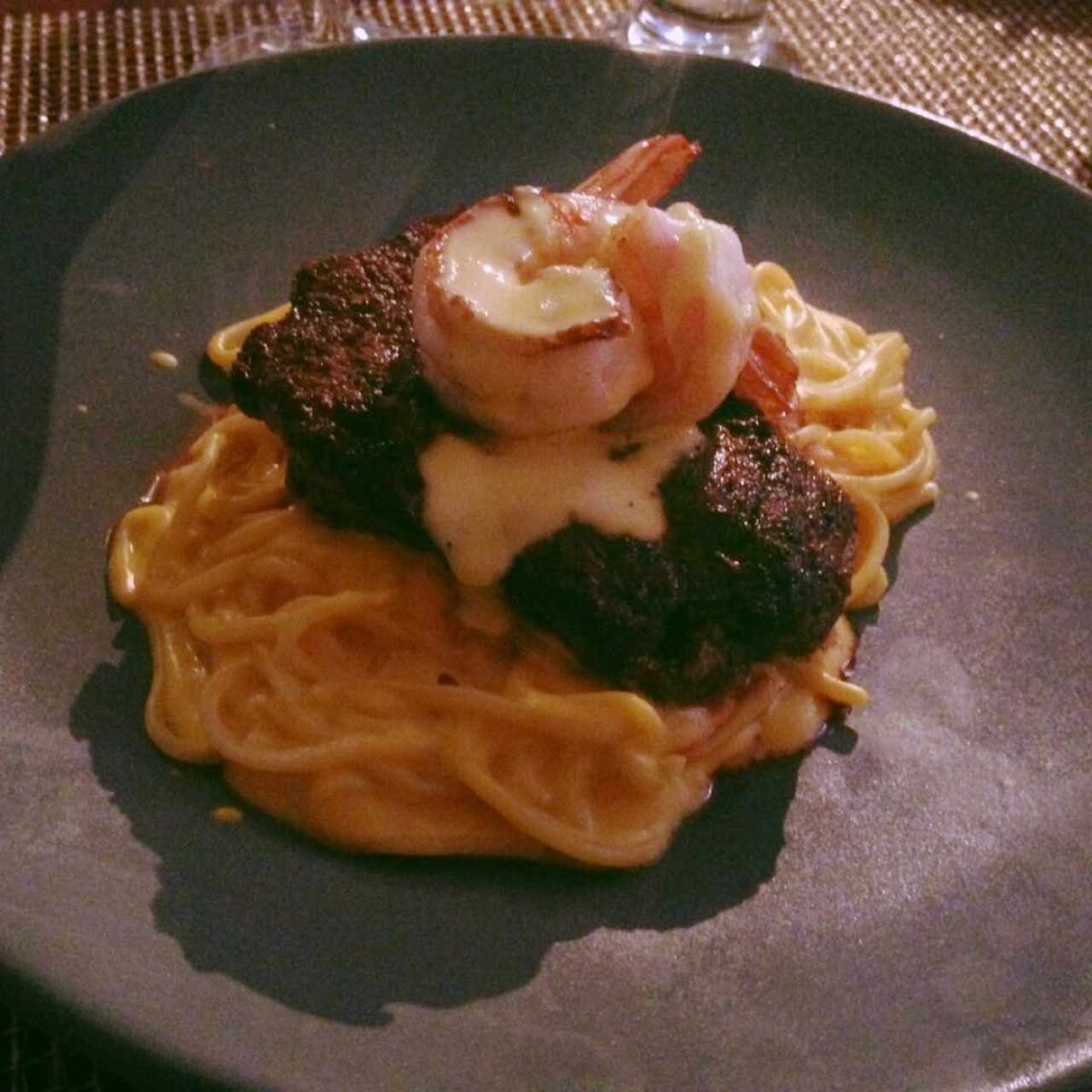 Spaghetti a la Huancaína con Lomo y Langostinos