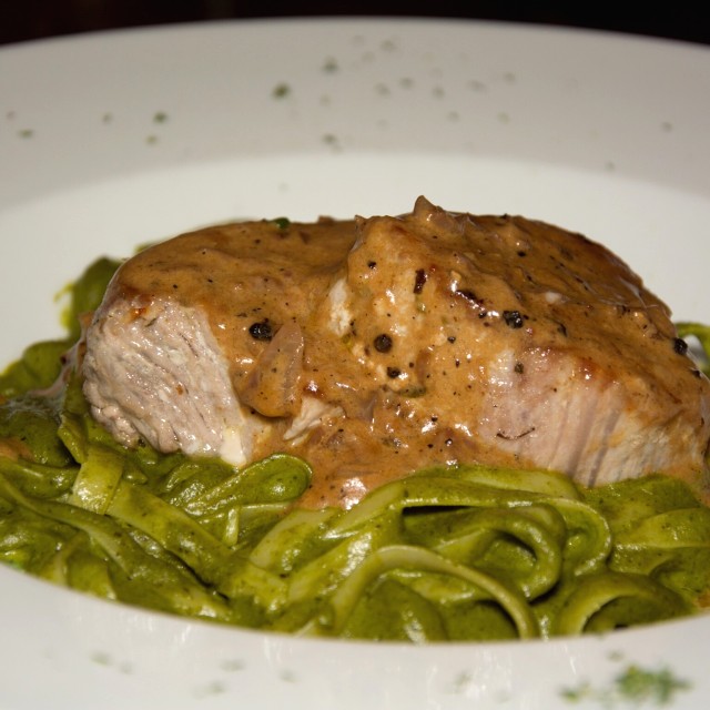 Fettuccini Al Pesto Con Atún A La Pimienta