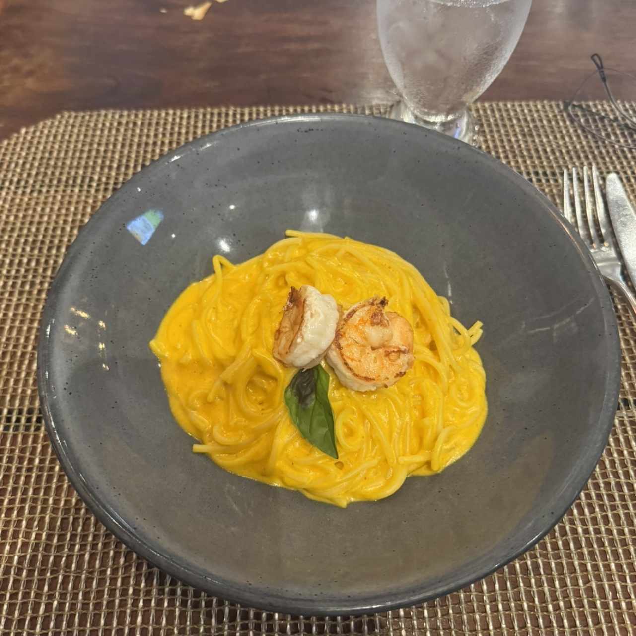 Fetuchini hiancaina con camarones