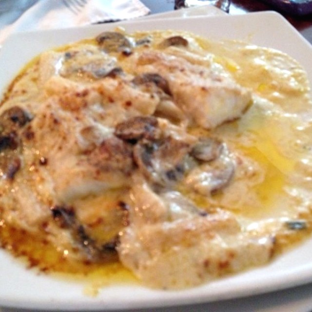 Corvina con champiñones y espárragos en  salsa blanca gratinada 