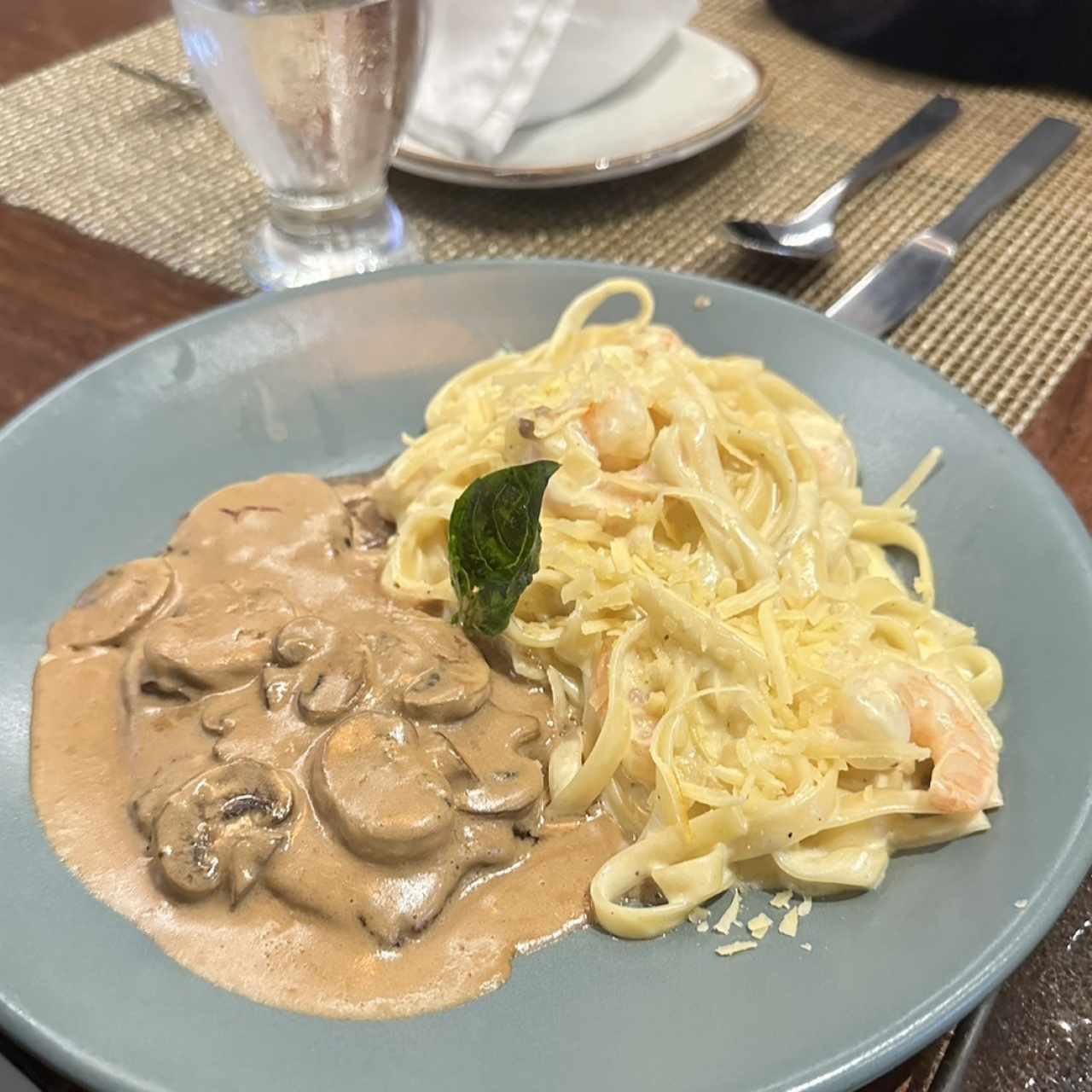 Lomo con hongos y pasta con camarones en salsa blanca