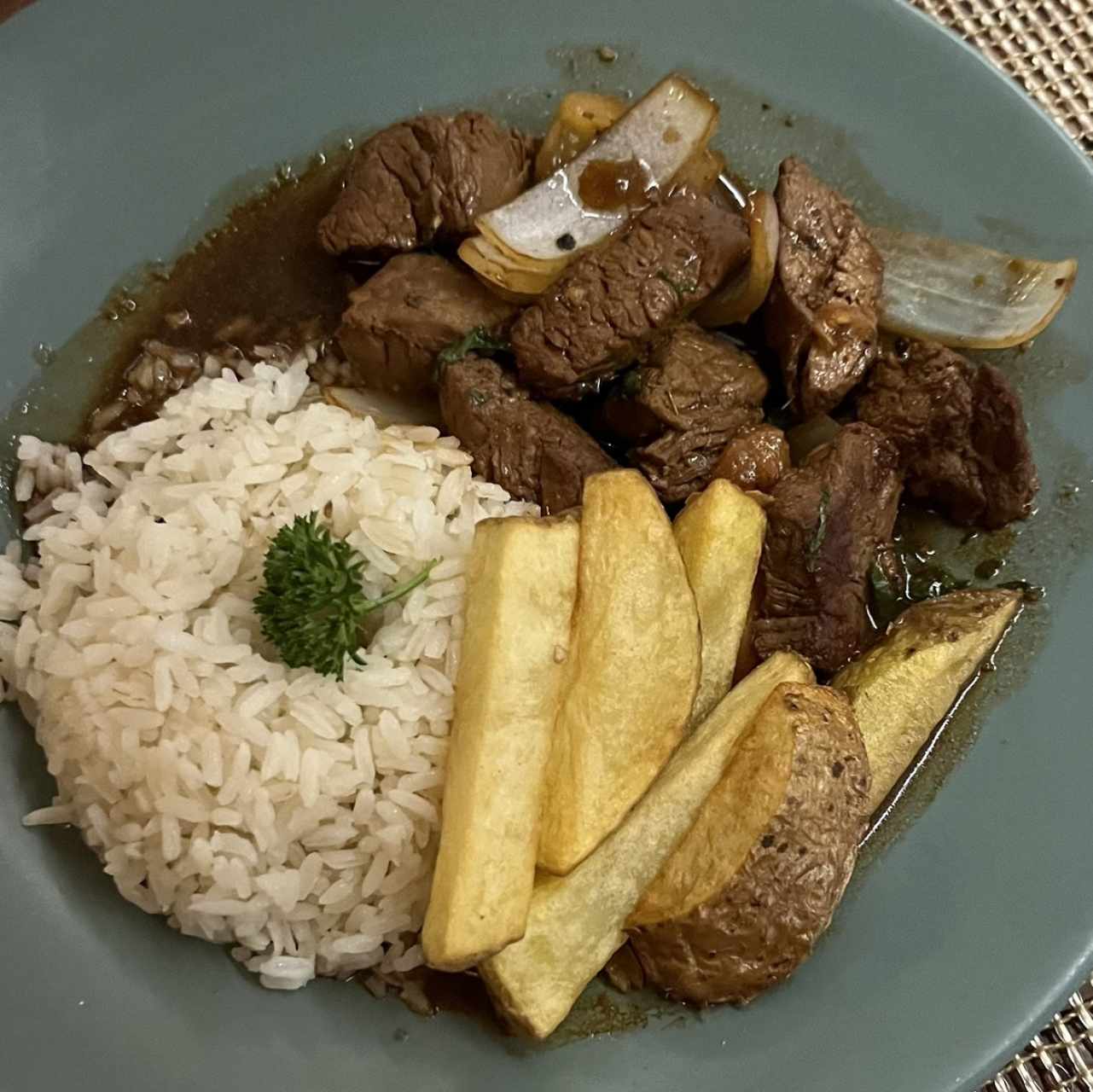 Platos Fuertes - Lomo Saltado