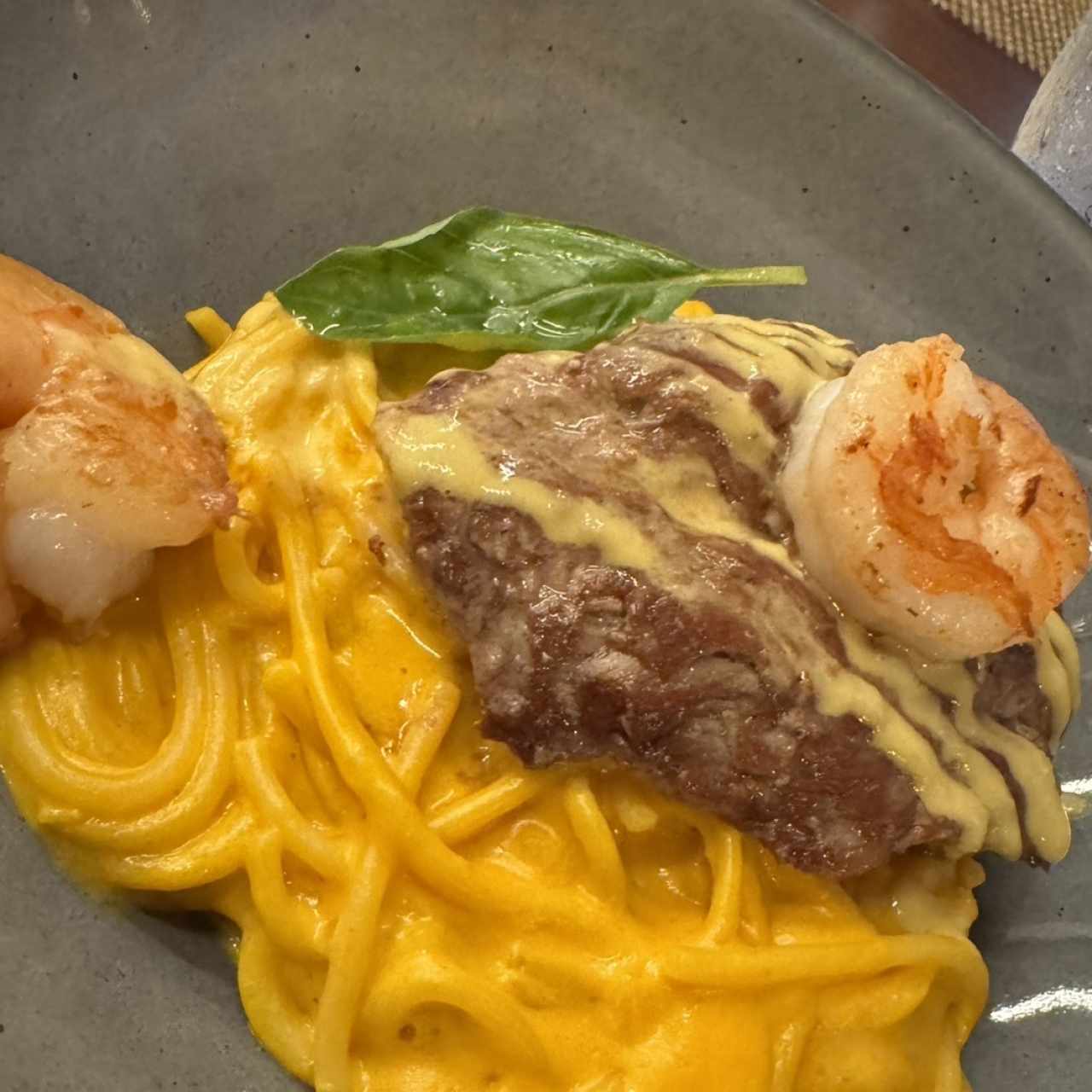 Spaghetti carne y langostinos