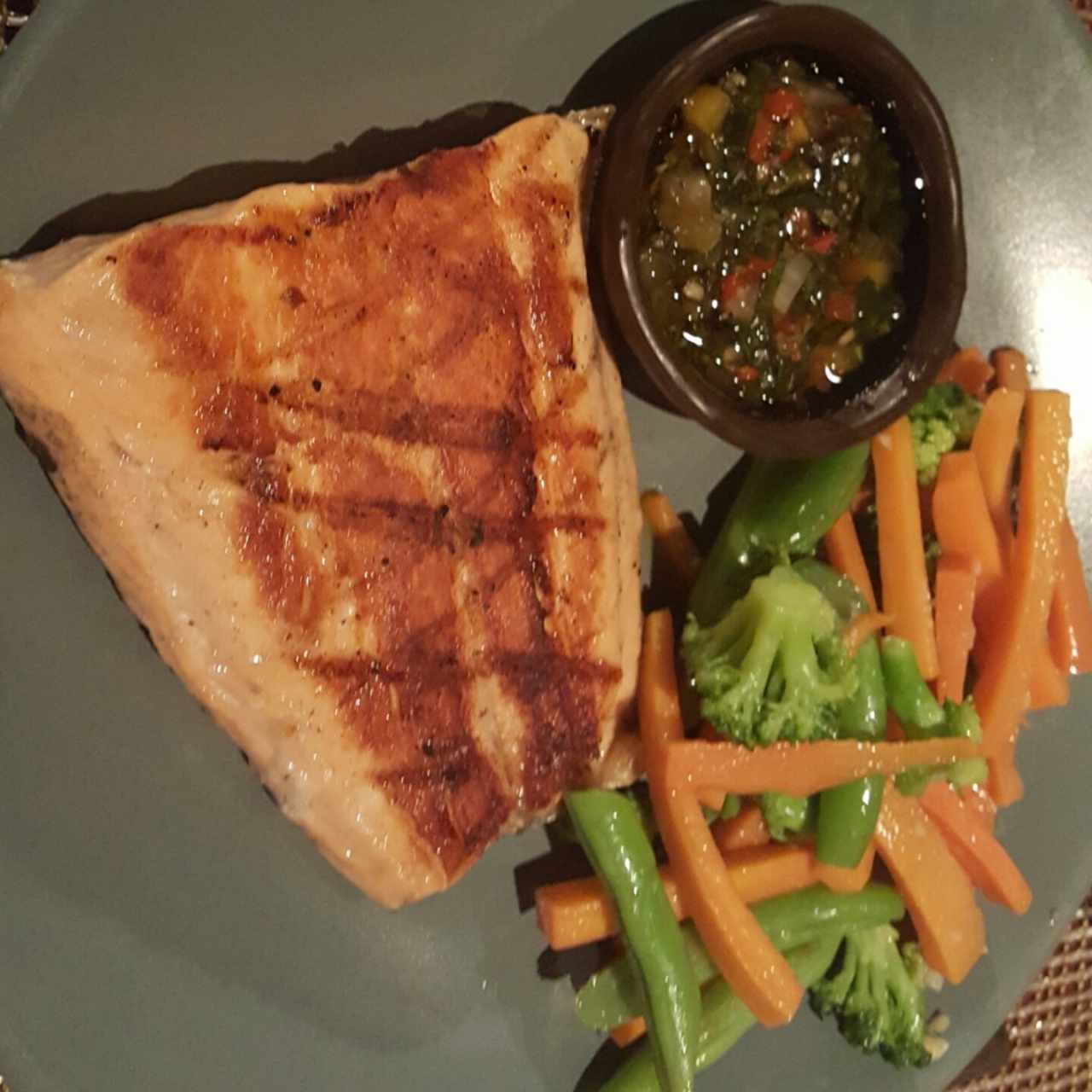 filete de salmón a la parrilla 