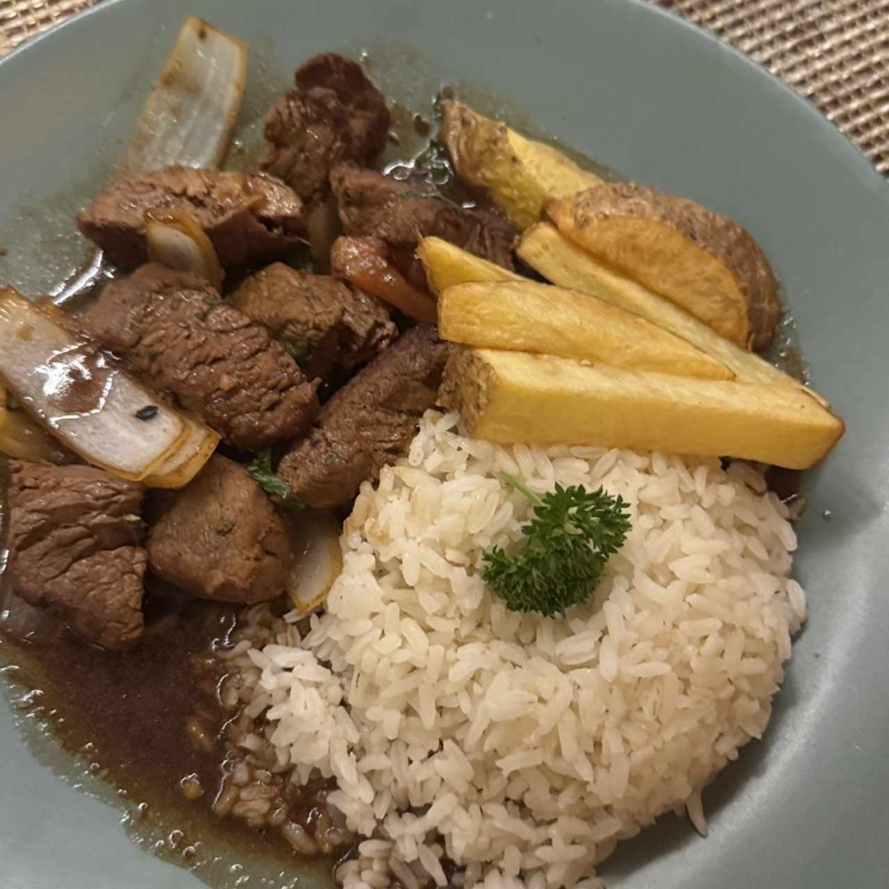 Platos Fuertes - Lomo Saltado