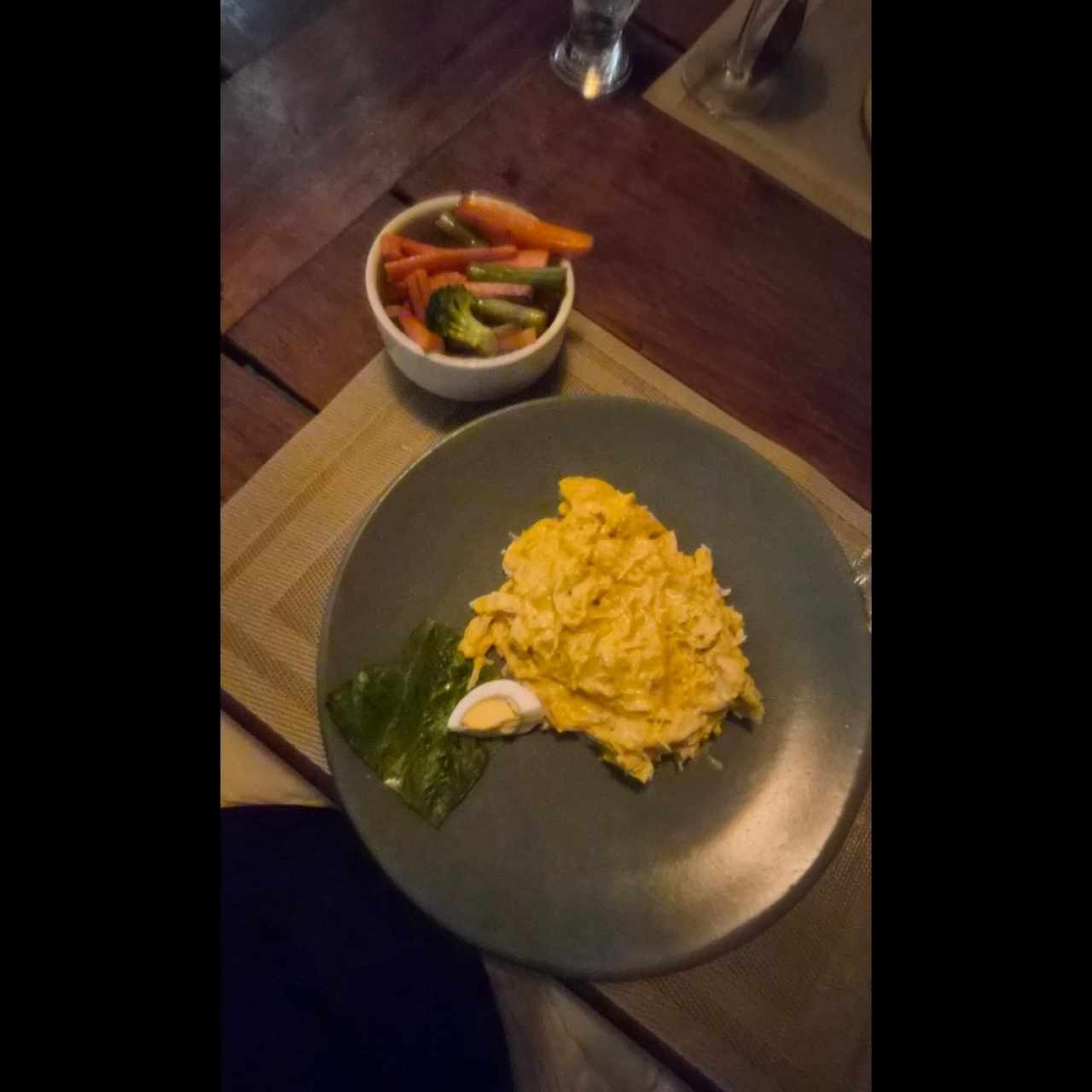 Aji de Gallina con Vegetales salteados
