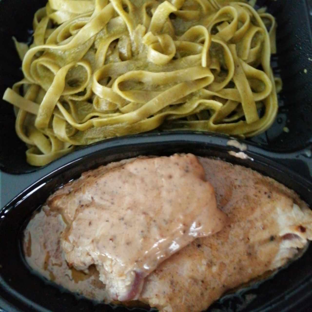 Atún a la pimienta con fettuccine al pesto 
