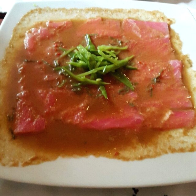 Tiradito de atún nikkei
