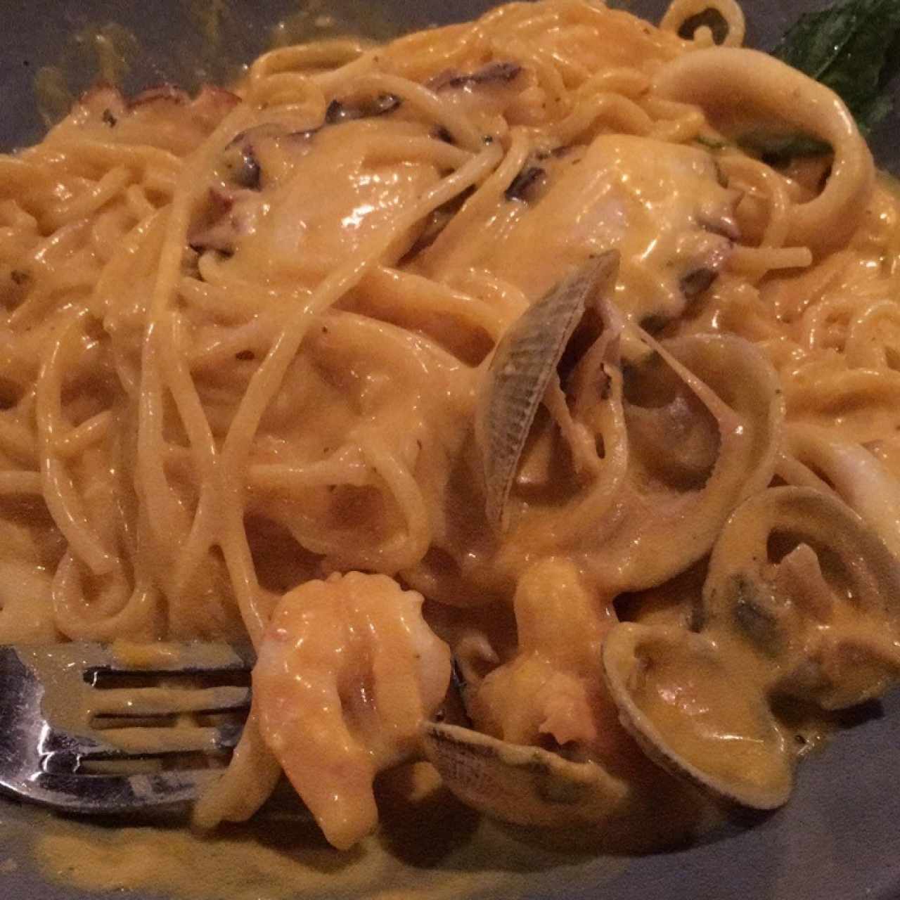 SPAGHETTI A LA HUANCAÍNA CON MARISCOS