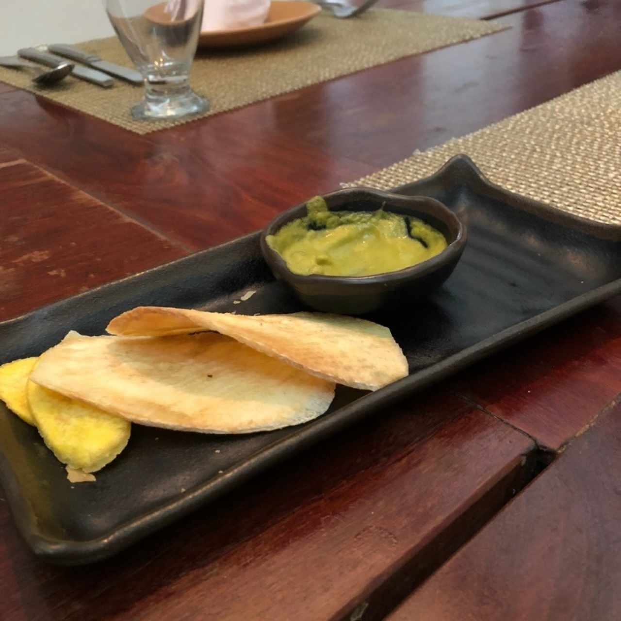 deliciosa entrada de yuca y tajaditas con salsa de culantro
