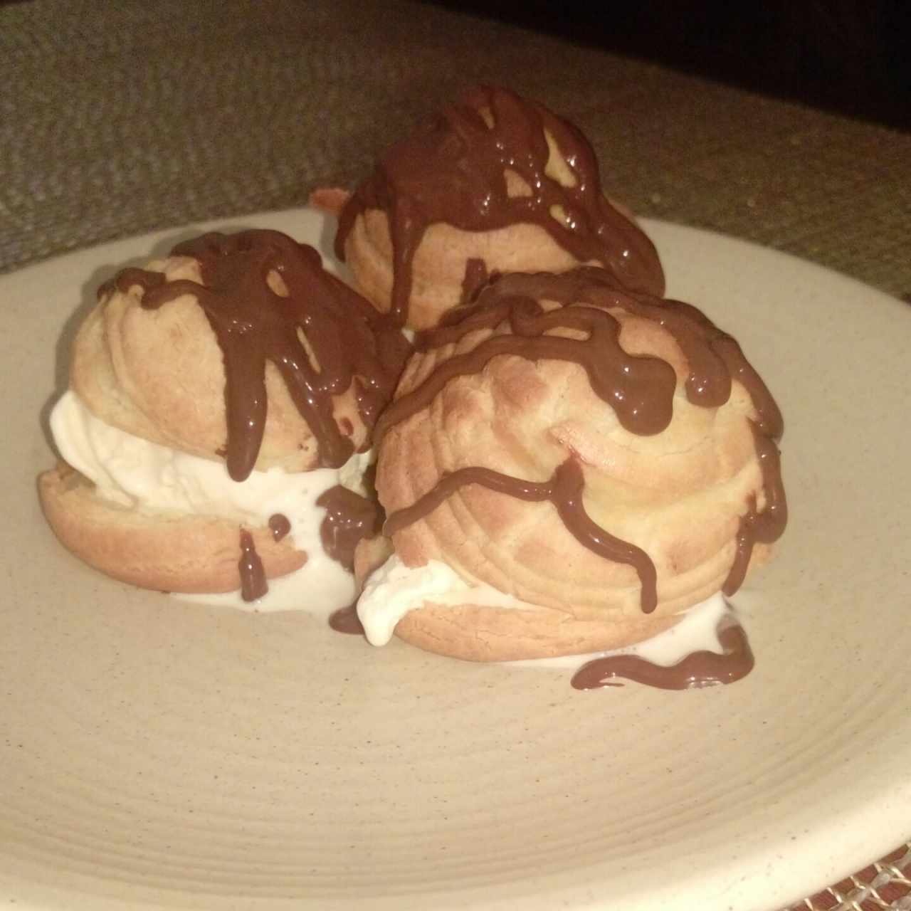 profiteroles con helado 