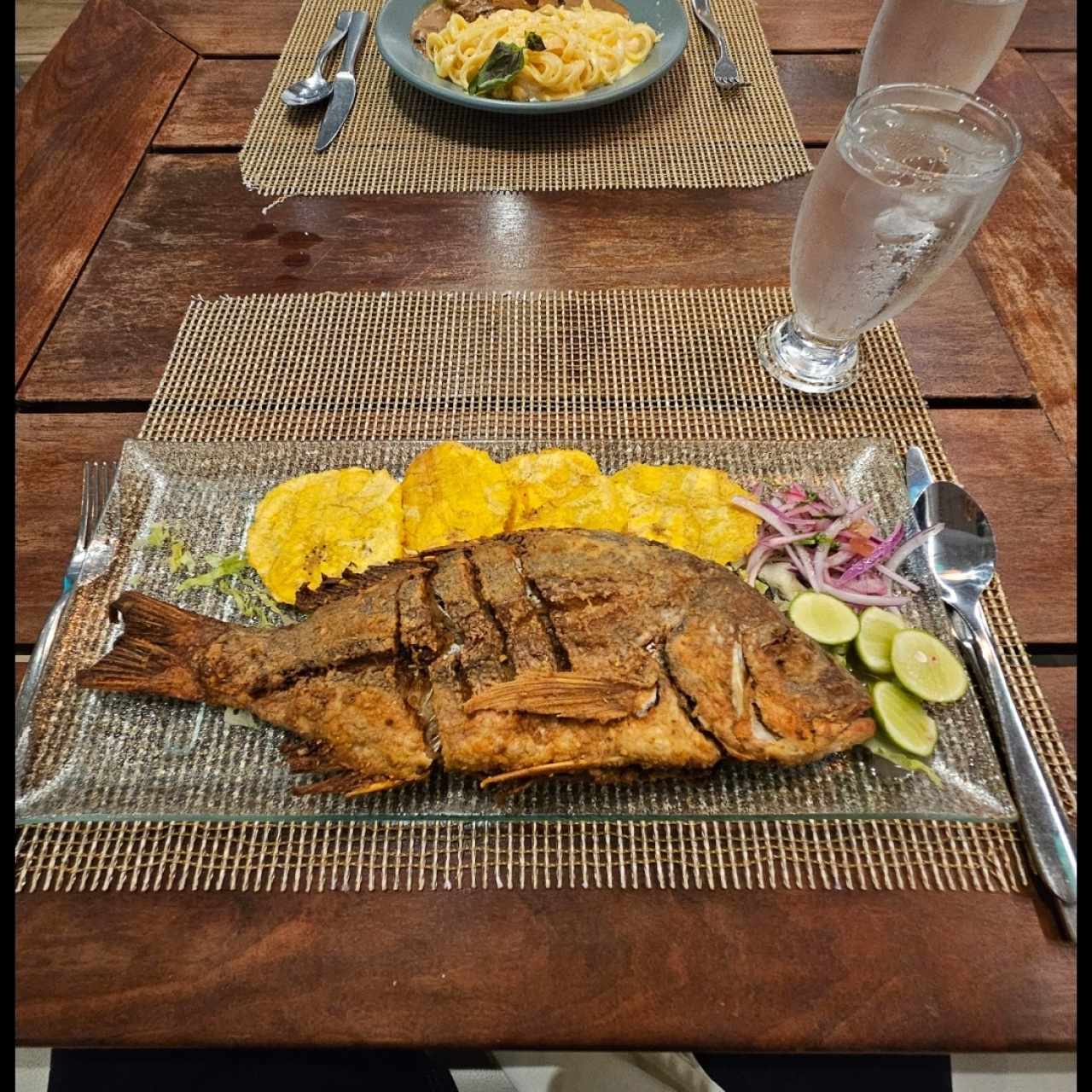 Pescado entero con patacones