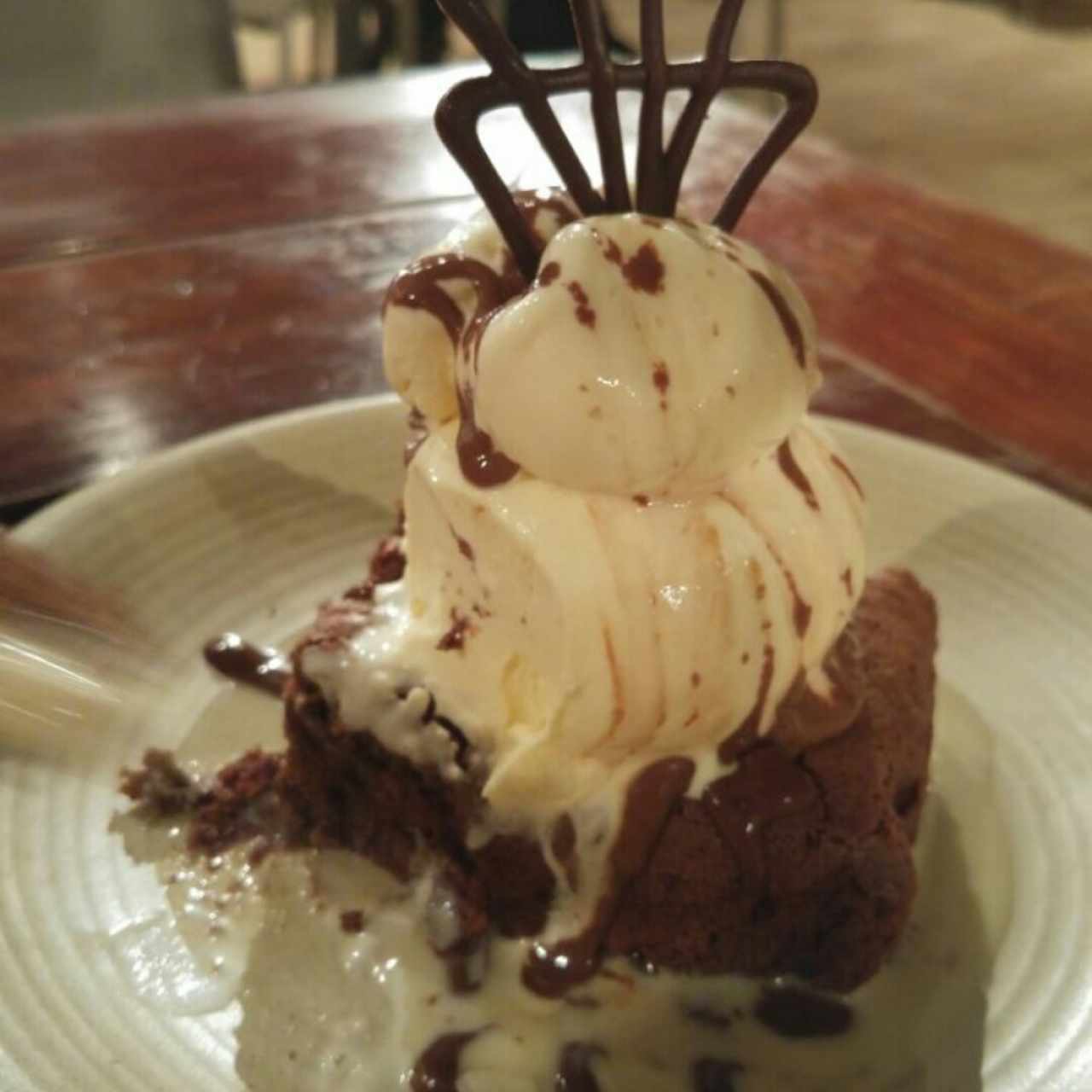 brownie con helado de vainilla