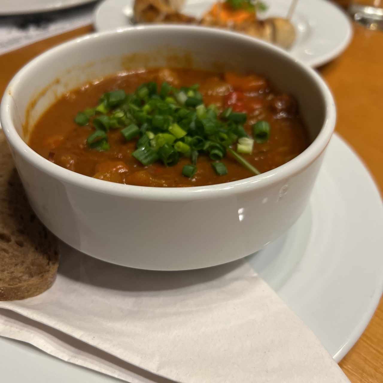 Gulaschsuppe-Sopa de carne de Res "Estilo Hungaro"