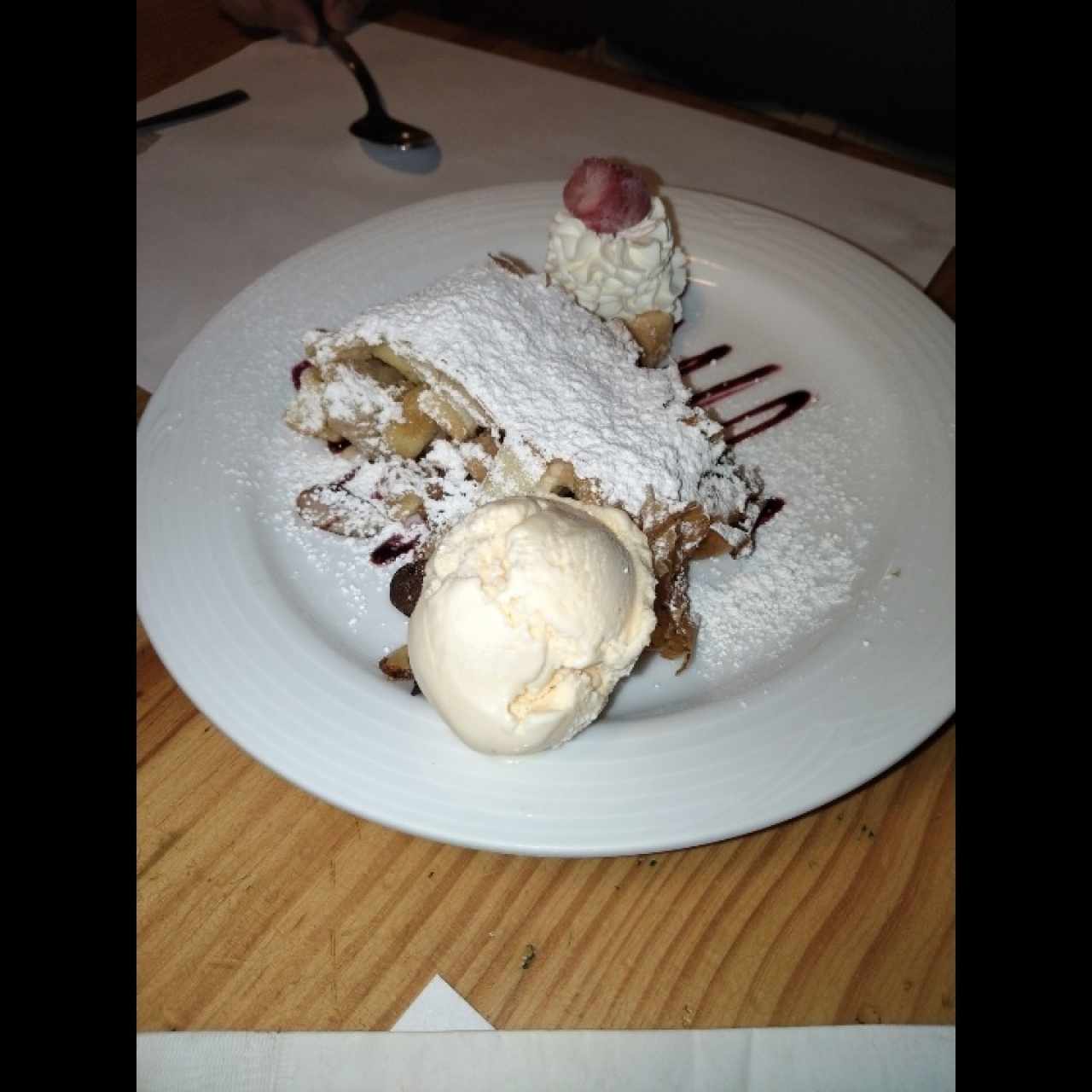Postre de manzana y helado 
