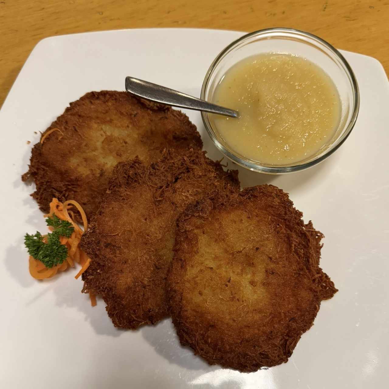 TRES TORTITAS FRITAS DE PAPA RAYADA CON CEBOLLA, COMPOTA DE MANZANA