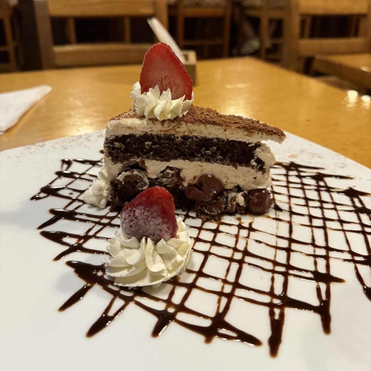 TORTA "SELVA NEGRA" HORNEADA CON CEREZAS AGRIAS Y UN TOQUE DE BRANDY DE FRUTA "KIRSCH"