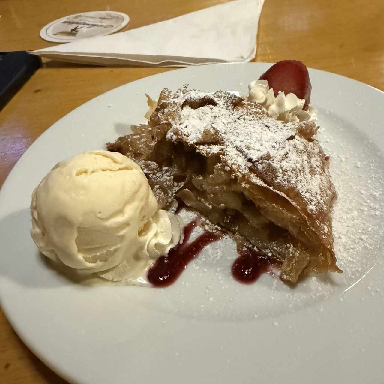 PASTEL CALIENTE DE MANZANA CON PASAS, HELADO DE VAINILLA, CREMA BATIDA CREAM