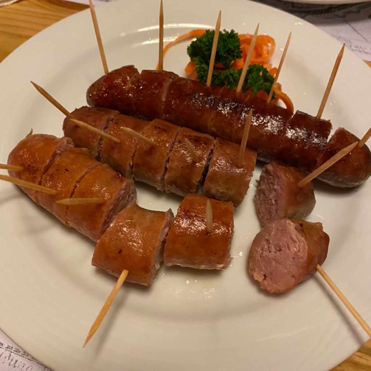 Selección de varias salchichas asadas