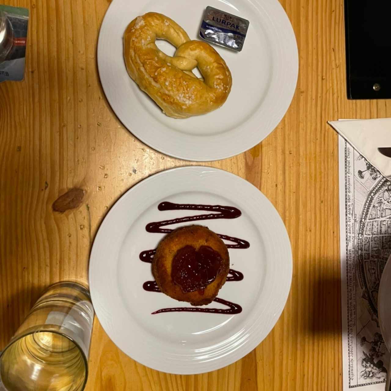 Pretzel y Queso frito (fried cheese)