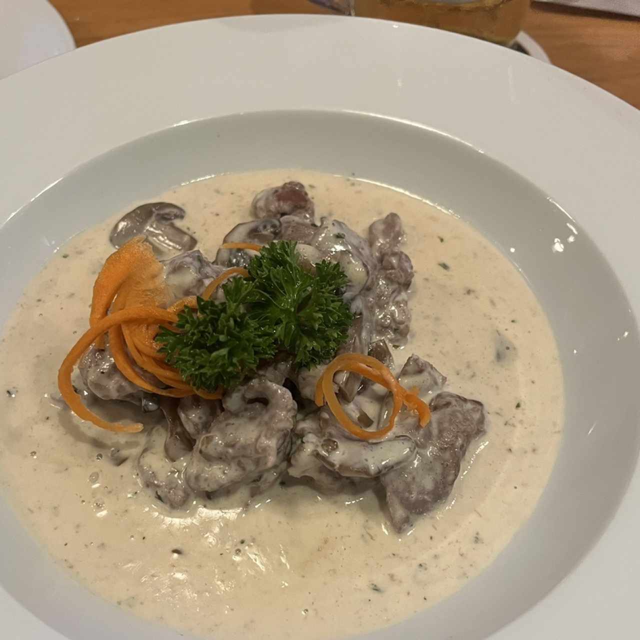Escalopa de filete de res enrrollado serbo